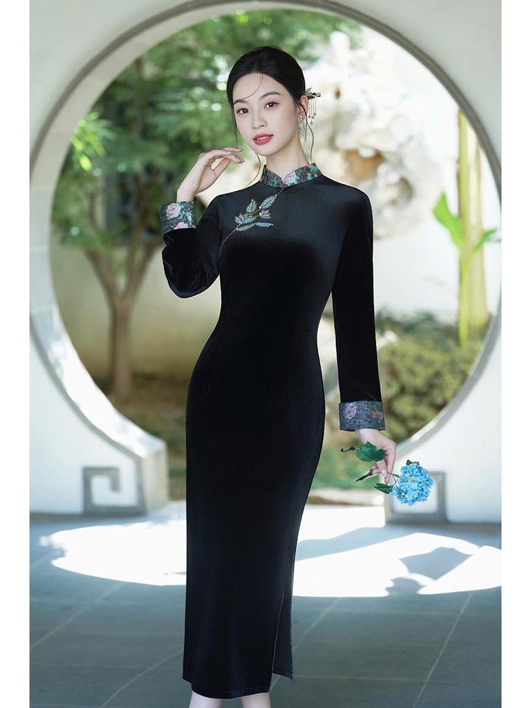 Elegant Black Velvet Qipao: Refined Autumn Chinese Style for Young Women