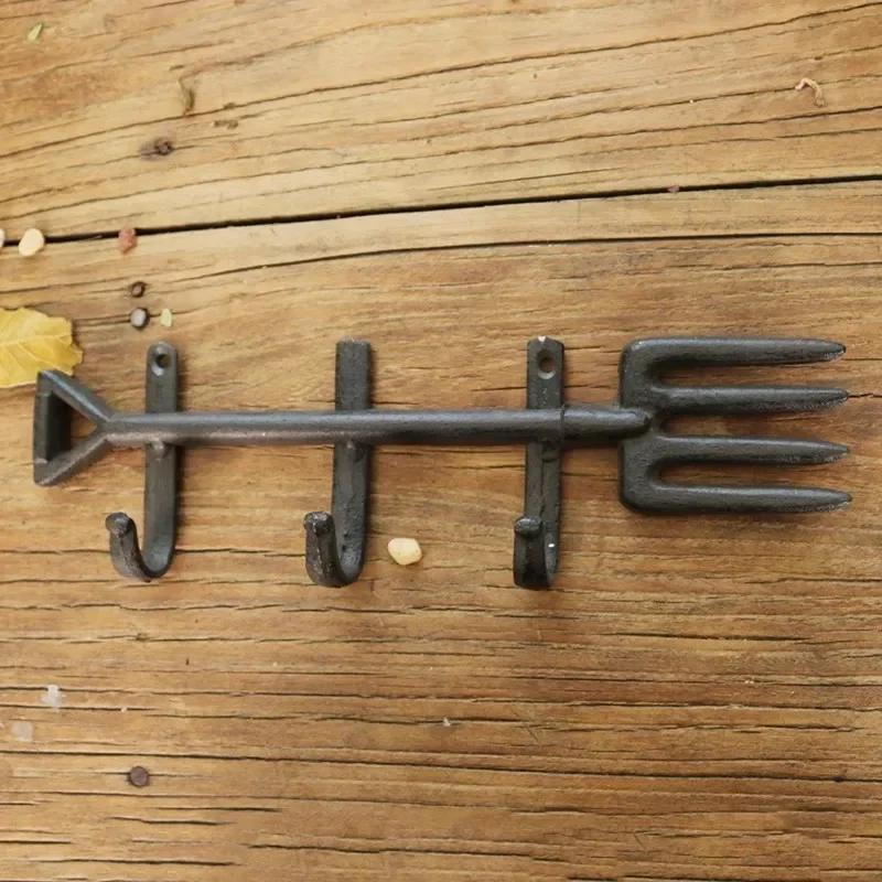 Letter Shape Hooks Metal Cast Iron Classical Retro Garden Courtyard Wall Decorate Clothes Hat Wall Mounted Rusty Colored Hook