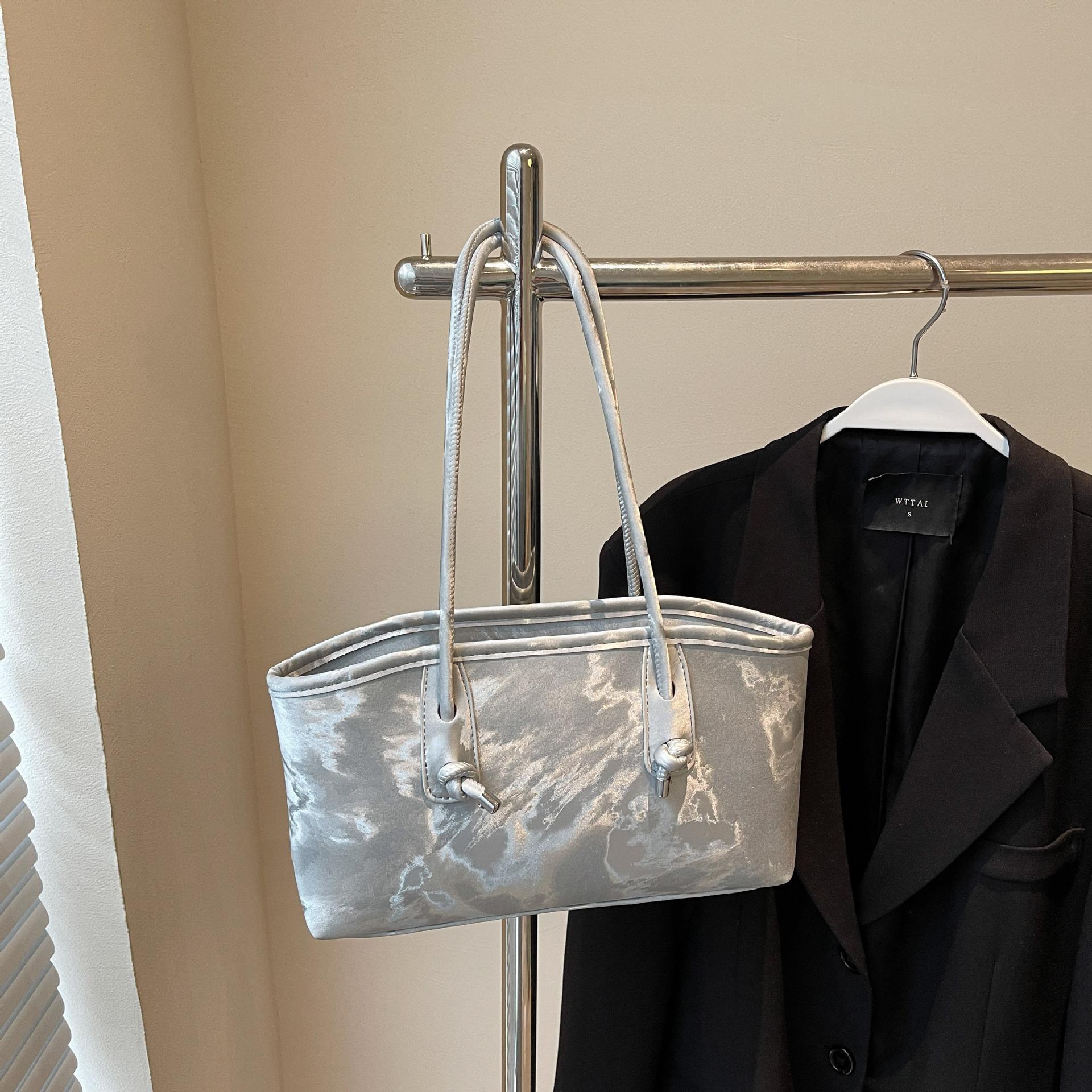 

Премиальная сумка подмышку женская 2025 новая универсальная модная трендовая сумка на плечо Корейская версия нишевый дизайн сумочка серебряный