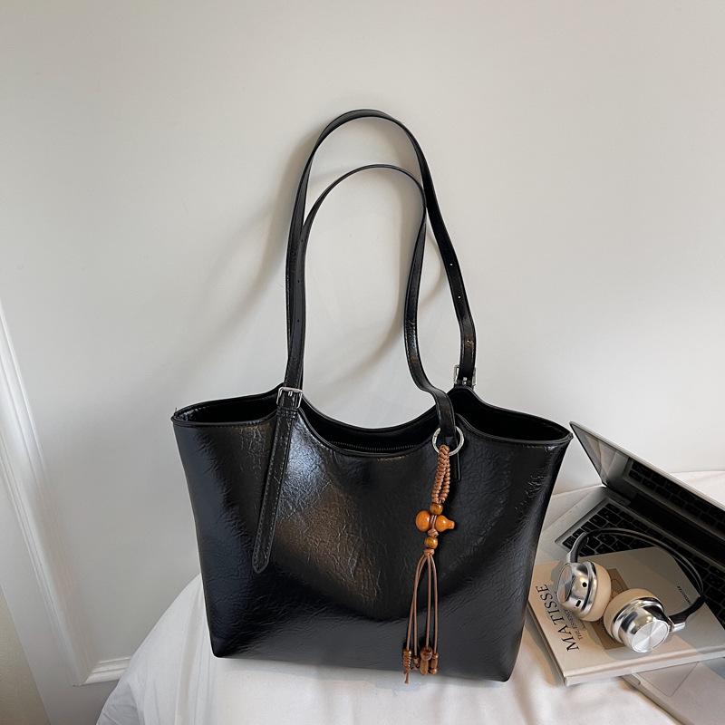 Retro bag women's large capacity 2025 new autumn and winter versatile simple shoulder bag premium texture commuter tote bag