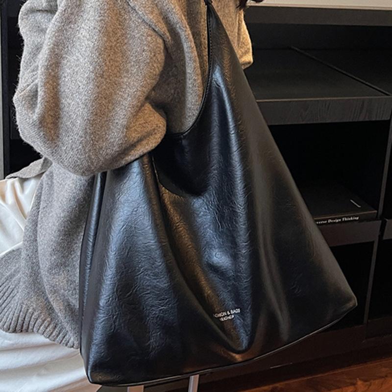 Niche Large-capacity Fashion Commuter Bag Women's 2025 Autumn New Armpit Bag Fashionable Casual Simple Tote Bag