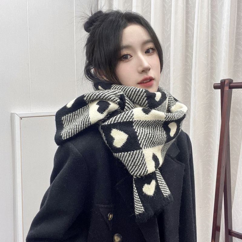 

Новый вязаный шарф из новой шерсти с любовным узором для женщин, черно-белая клетка, сочетание цветов, теплый шарф, весенний, студенческий, утолщенный, модель для пары