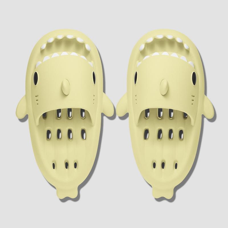 Divat Comwarm üreges cápacsúszdák nőknek Férfiak aranyos rajzfilm otthoni papucsok fürdőpapucsok kültéri szerelmesek strandon vastag alsó papucsok