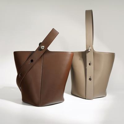 Borsa a secchiello da pendolare di nicchia da donna 2025 nuova alla moda di grande capacità a spalla crossbody retrò portatile borsa da donna