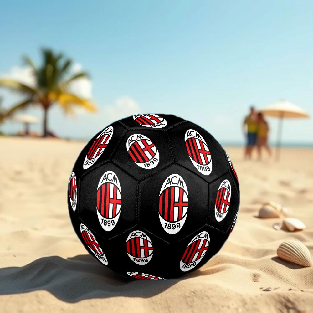 Pallone da Calcio AC Milan Taglia 5, Cucito a Macchina in PVC, Resistente e ad Alto Rimbalzo, Adatto a Tutte le Età, Merchandising per tifosi, Partite e Uso all'Aperto.