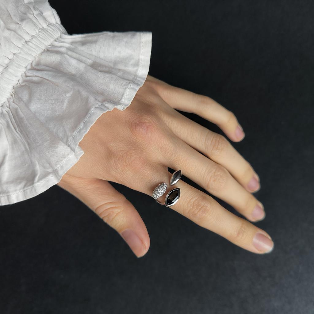 Серебряное кольцо с топазом Лондон Блю 1.283ct, фианитами, вес изделия 3,8 гр (2204800)