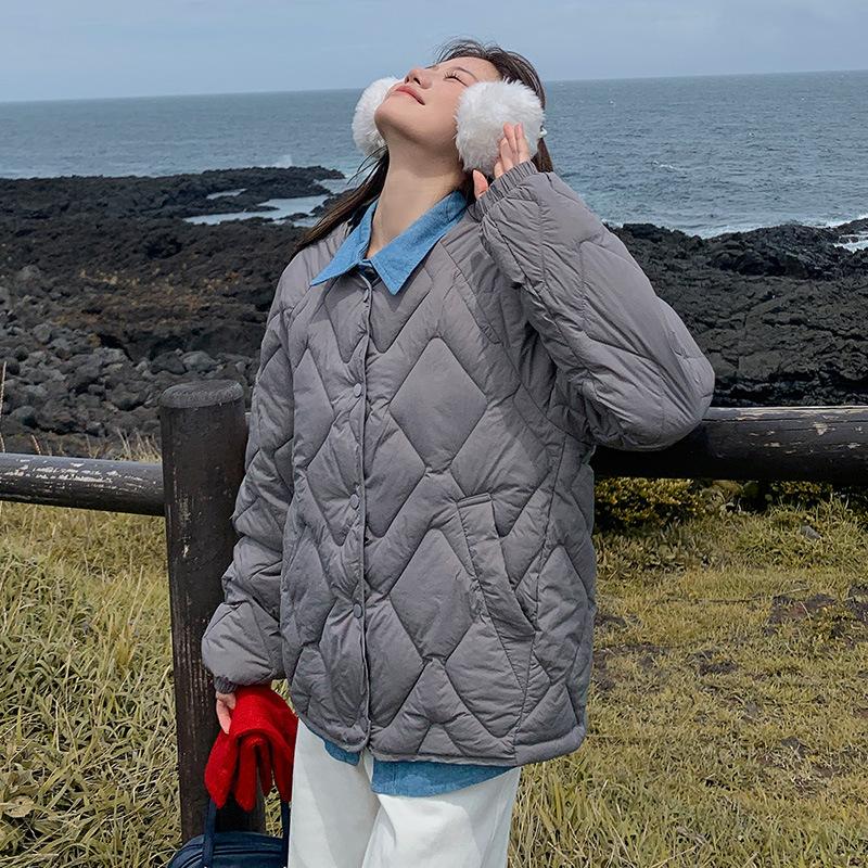 

2025 Осень/Зима Новая Легкая и Легкая Стеганая Короткая Хлопковая Куртка Женская Ромбовидная Клетчатая Куртка без Воротника Студенческая Корейская Стеганая Куртка XXL