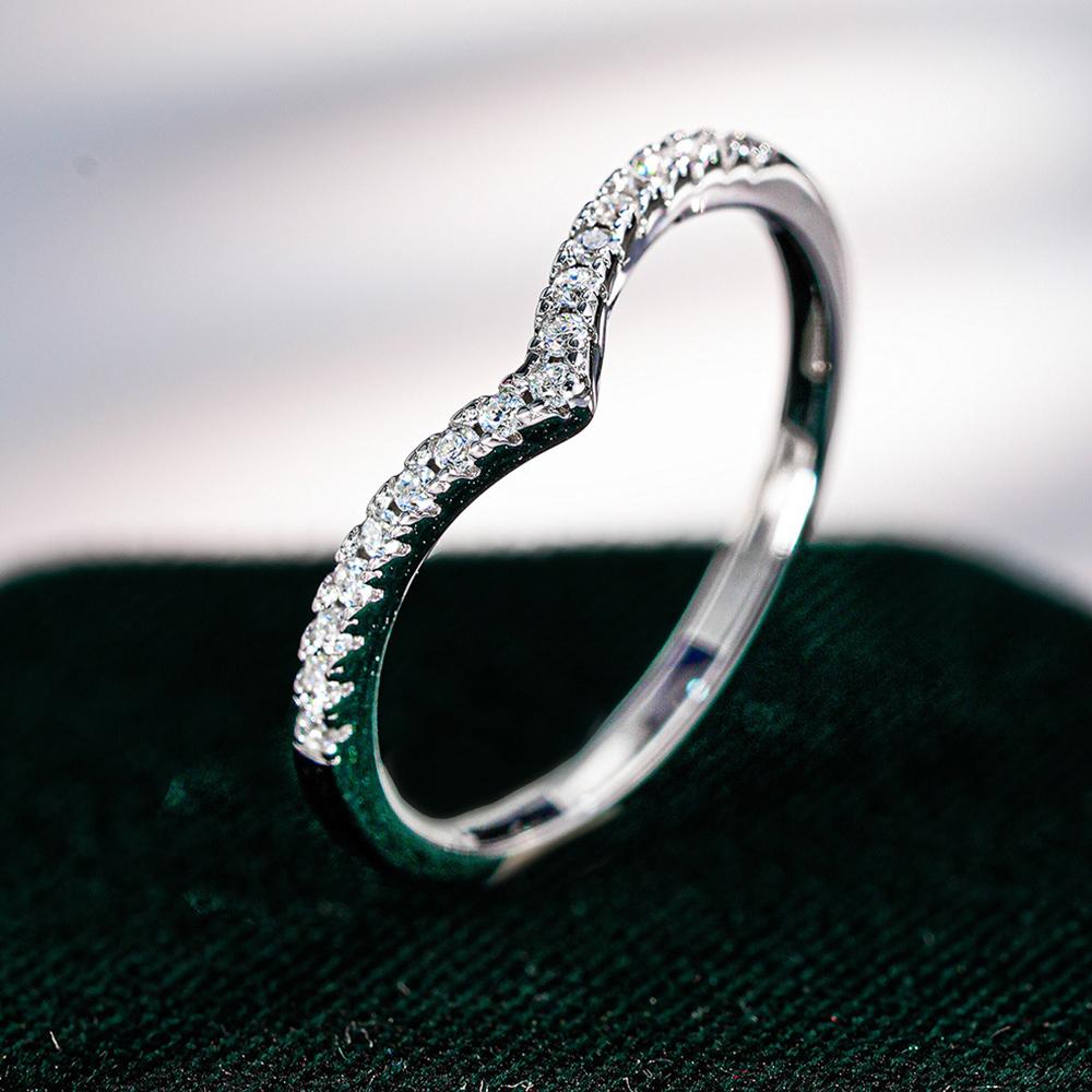 1,2 mm Moissanit Gebogener Stapelbarer Ehering V-Form Chevron-Ring für Damen KupferHalbe Ewigkeit Band Schmuckgeschenk 5&Full Moissanite