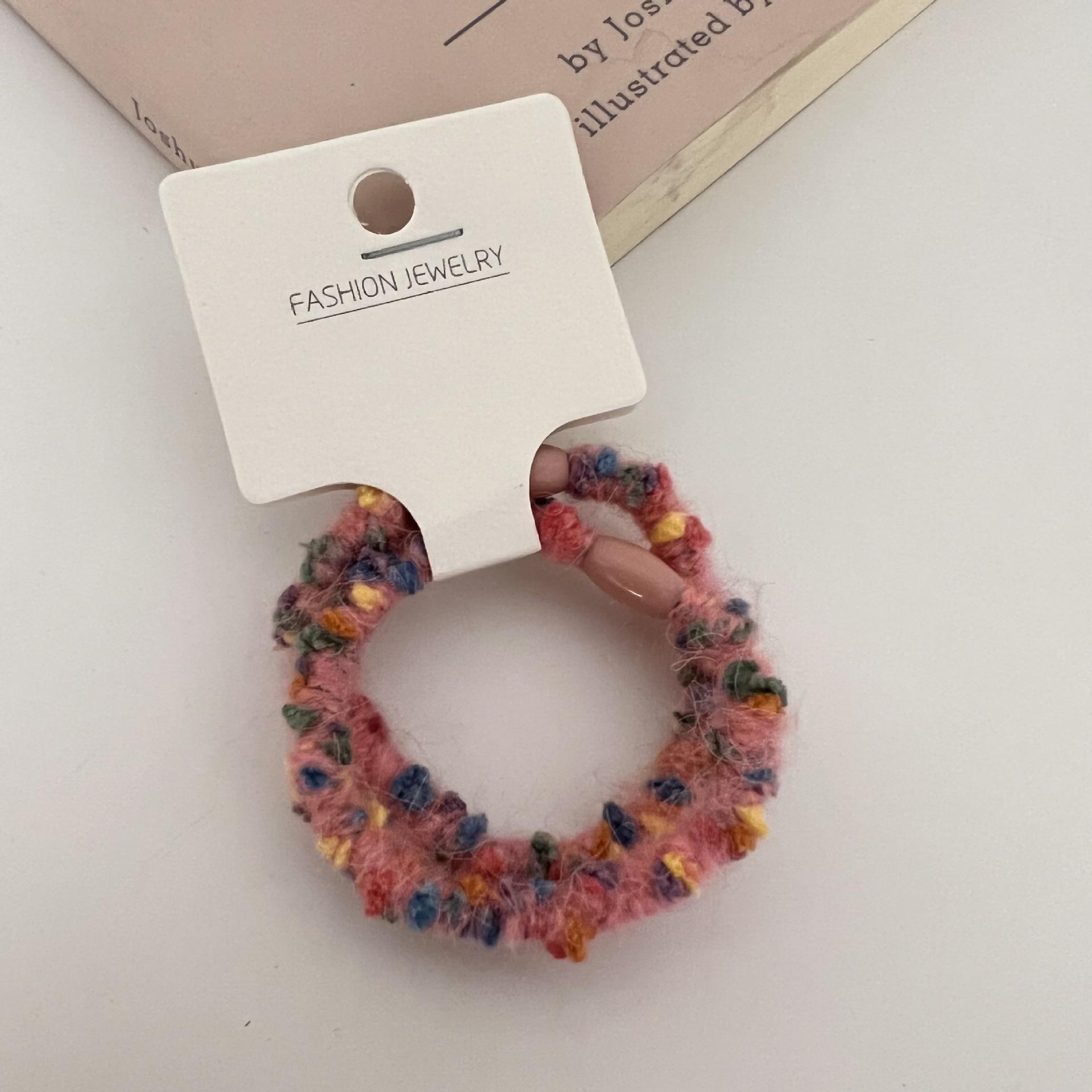 

Конфетная разноцветная шерсть обмотана вокруг повязки для волос, с девичьей резинкой для волос в виде сердечка и женственной лесной повязкой для волос розы красного