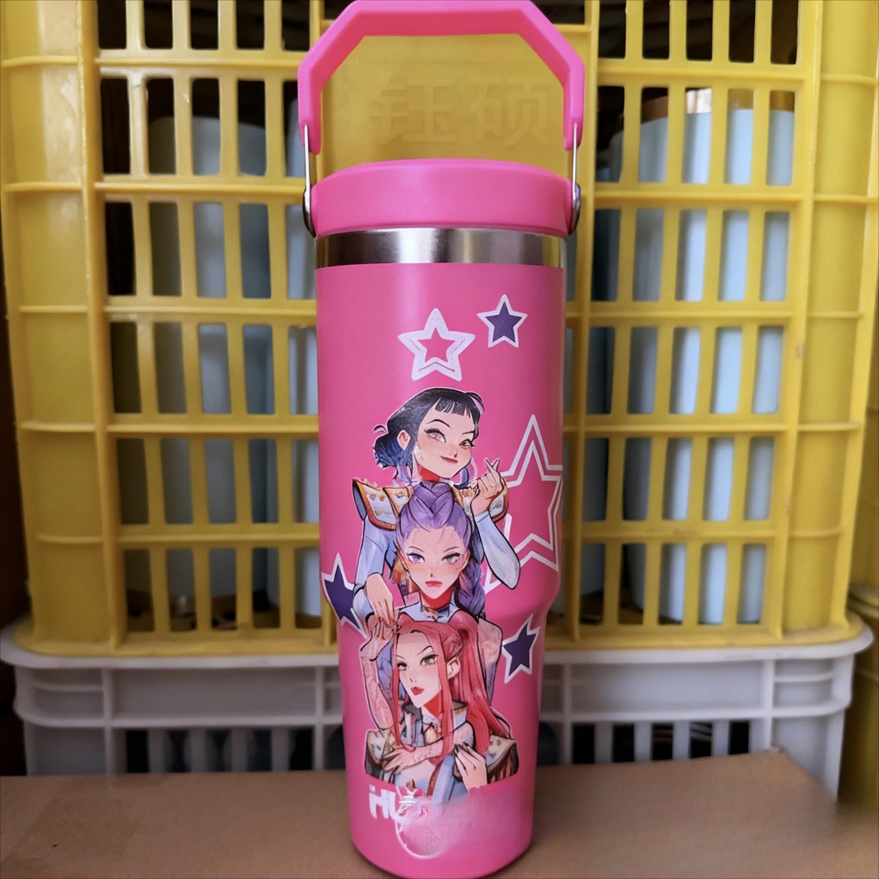 

Чашка-термос Witch Hunter Group Нова мультяшна чашка з соломинкою з нержавіючої сталі Чашка для льоду Високоякісна чашка з ручкою 900ML світло-фіолетового кольору