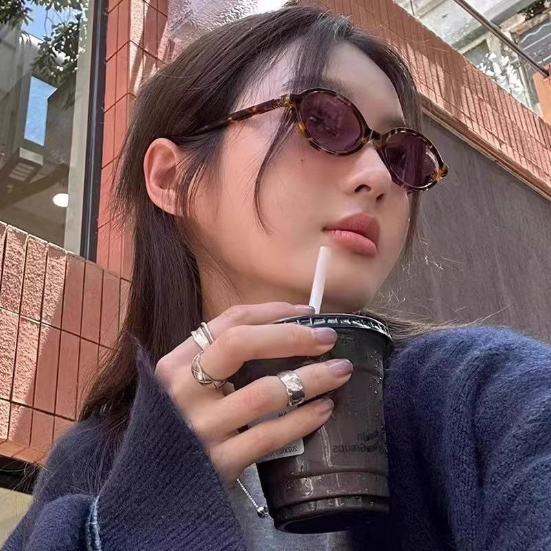 2024 Xiaohongshu Retro Oval Nerd Glasses with Anti-Blue Light in a Simple, High-End Style