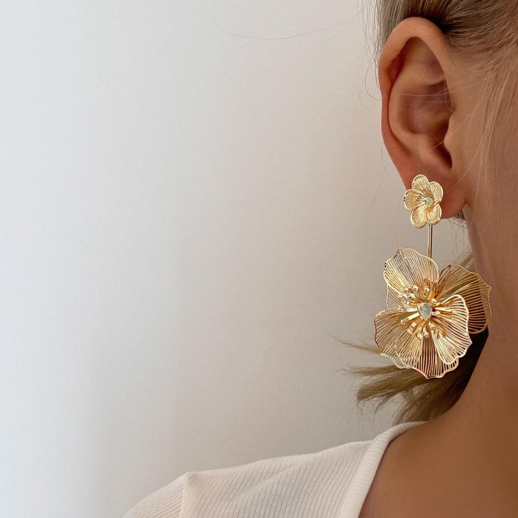 European-American Metal Flower Stud Earrings: High-End, Fashionable Design with a Luxurious and Unique Sense of Style.