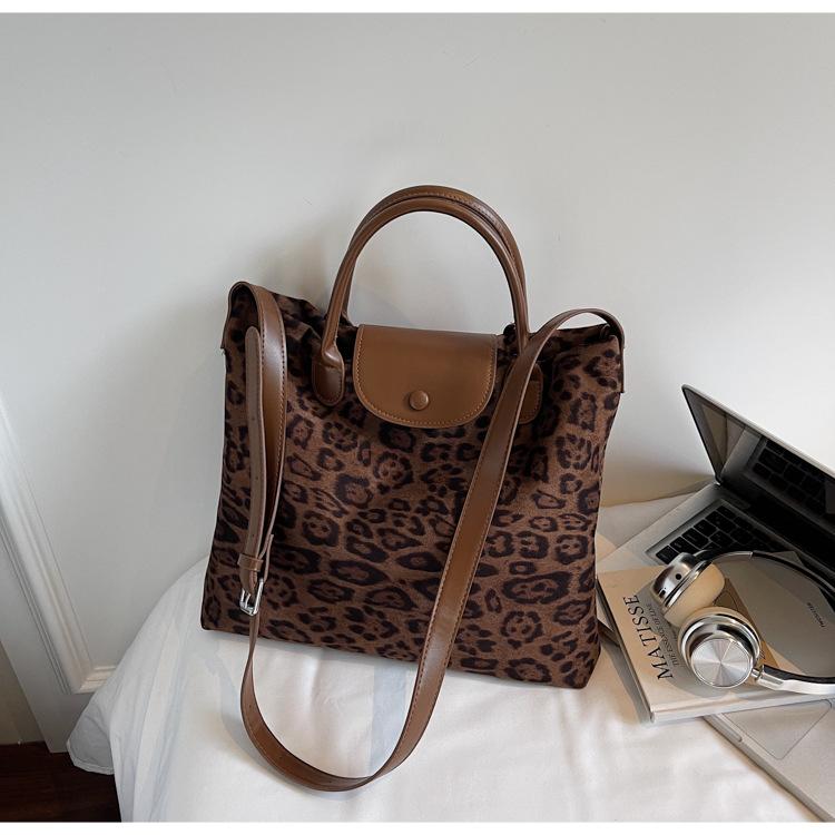 Large capacity suede handbag bag women 2025 new retro tote bag messenger commuter bag tide