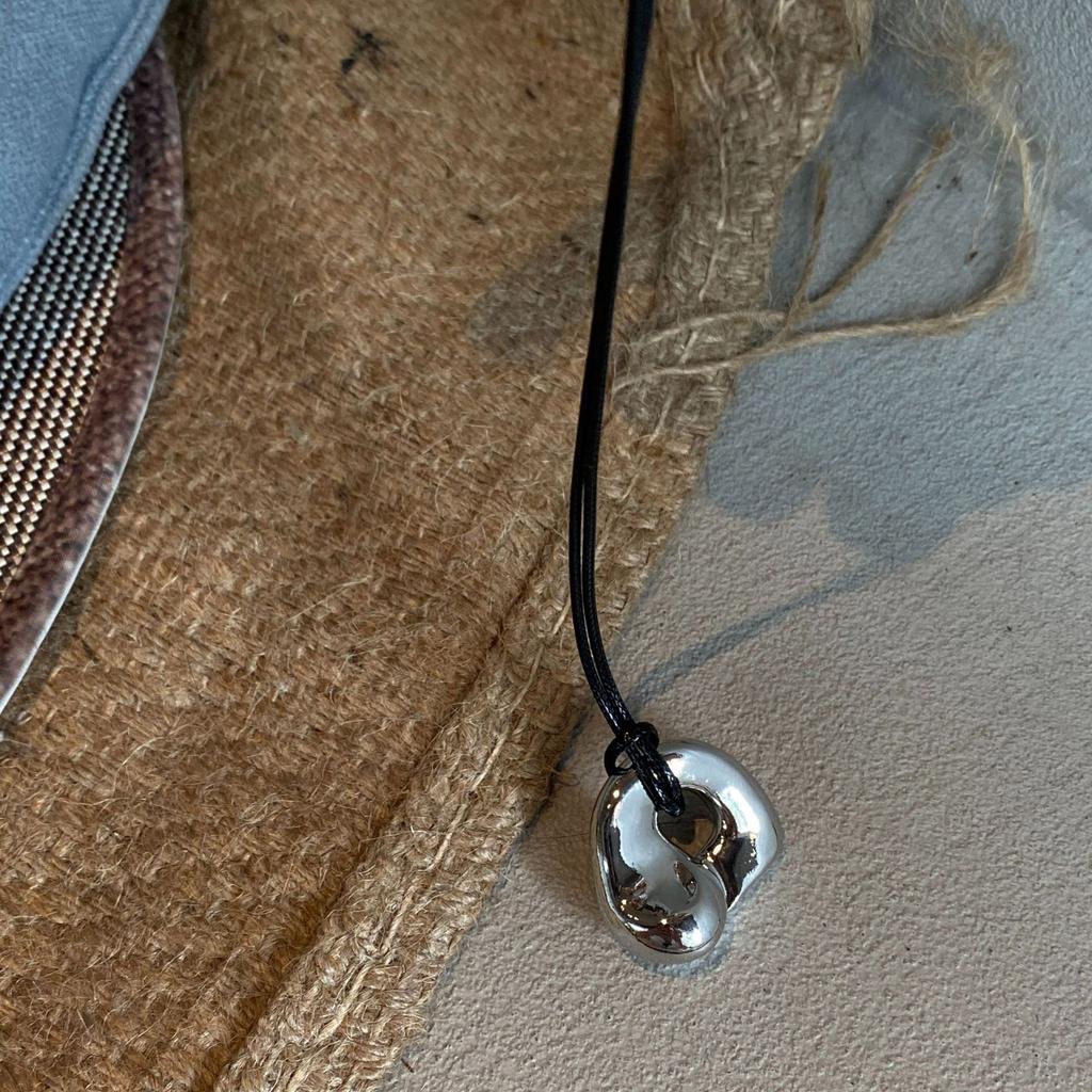 Abstract Hollow Metal Pendant Necklace Black PU Leather Cord Neckchain Adjustable Sewater Chain Fashionable Choker