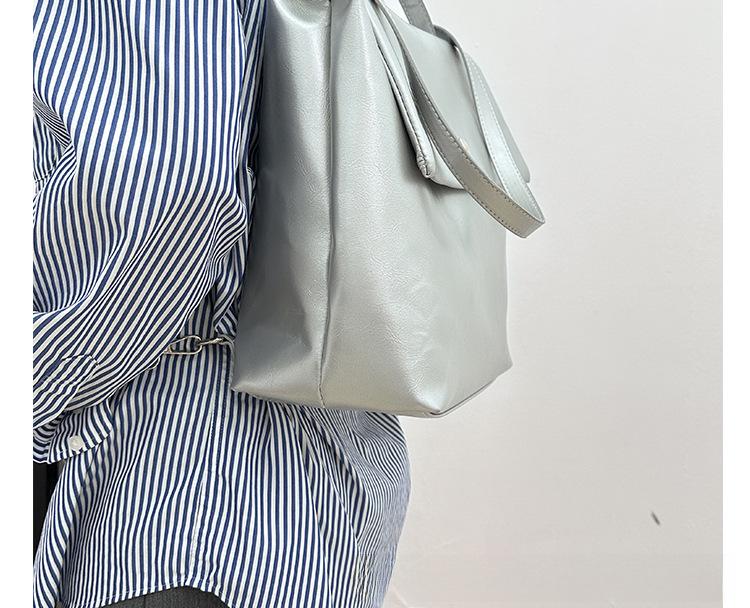 Trendiger 2025 Koreanischer Silberner Rucksack: Großvolumig, lässig und vielseitig für den sommerlichen Pendelverkehr von Frauen