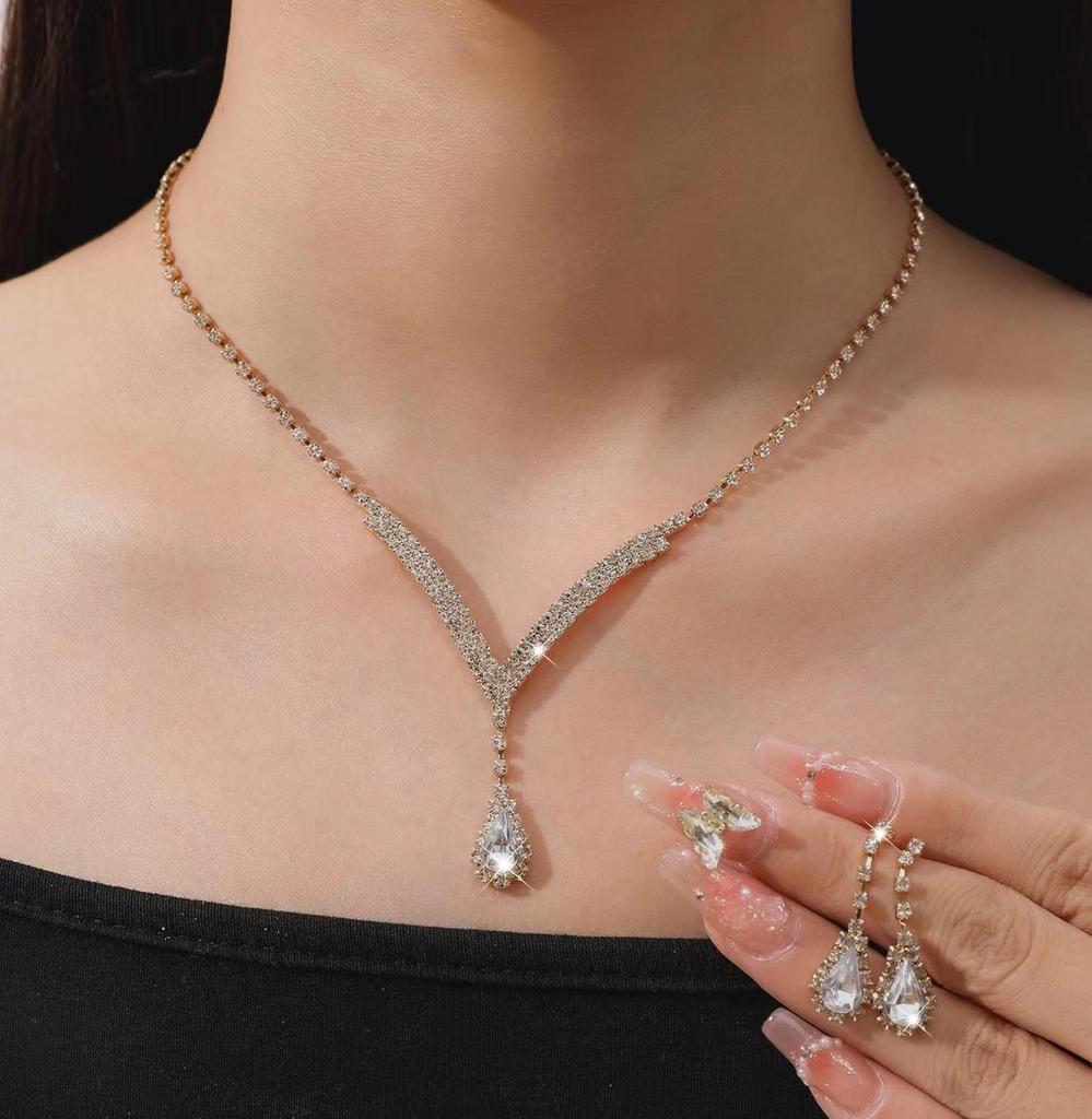 Ensemble collier et boucles d'oreilles luxueux avec pendentif diamant en forme de larme: Accessoires de mariage