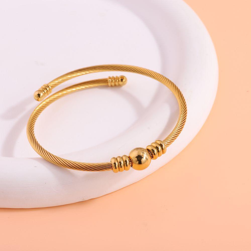 Simple design steel wire opening , fashionable, European and American versatile, send girlfriends round beads, do not fade titanium steel