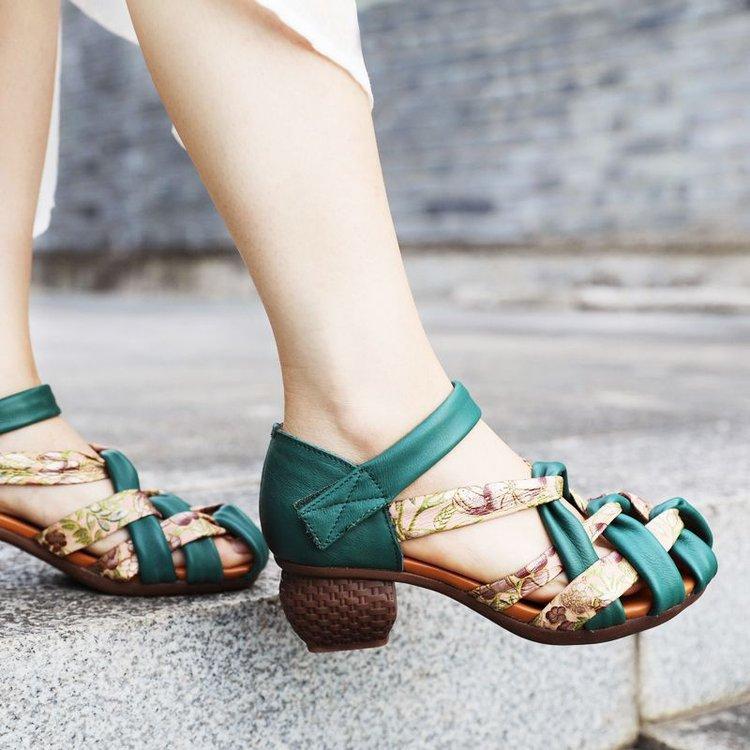 

Ethnic style contrasting color straps leather sandals women s 2025 summer new retro hollowed out medium thick heel soft sole fashion shoes 35 зелёный