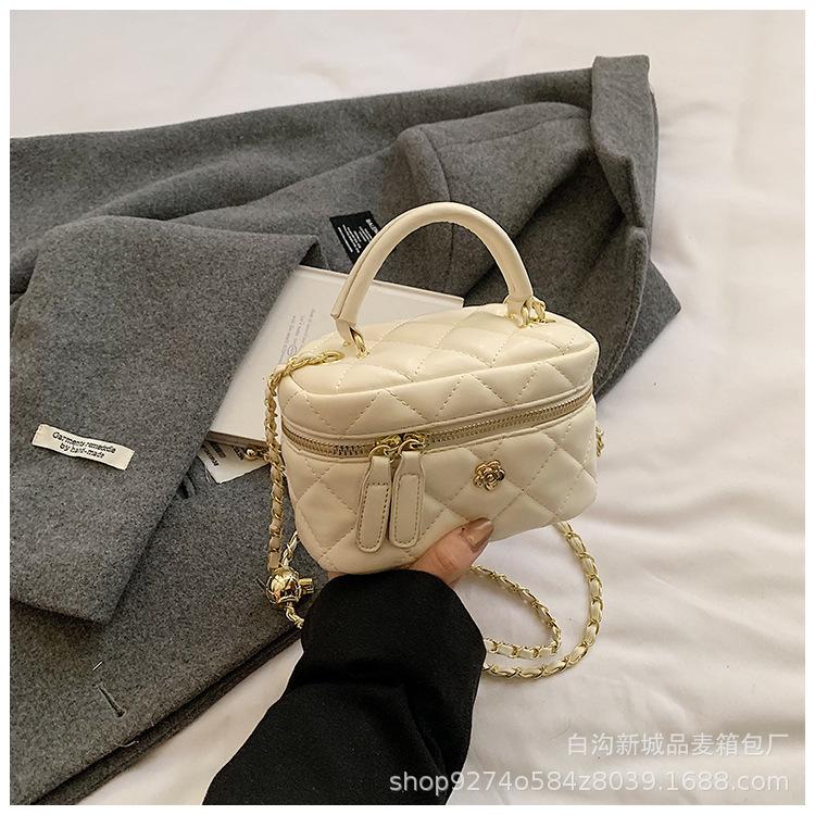 

Korean version of foreign style handbag bag women s 2025 new trendy fashion diamond chain bag versatile ins messenger box bag
