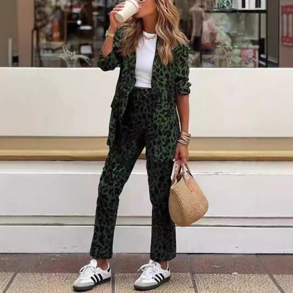 Damen Leopardenmuster Anzugset mit weißem Oberteil und Sneakers, elegantes Blazer- und Hosen-Outfit