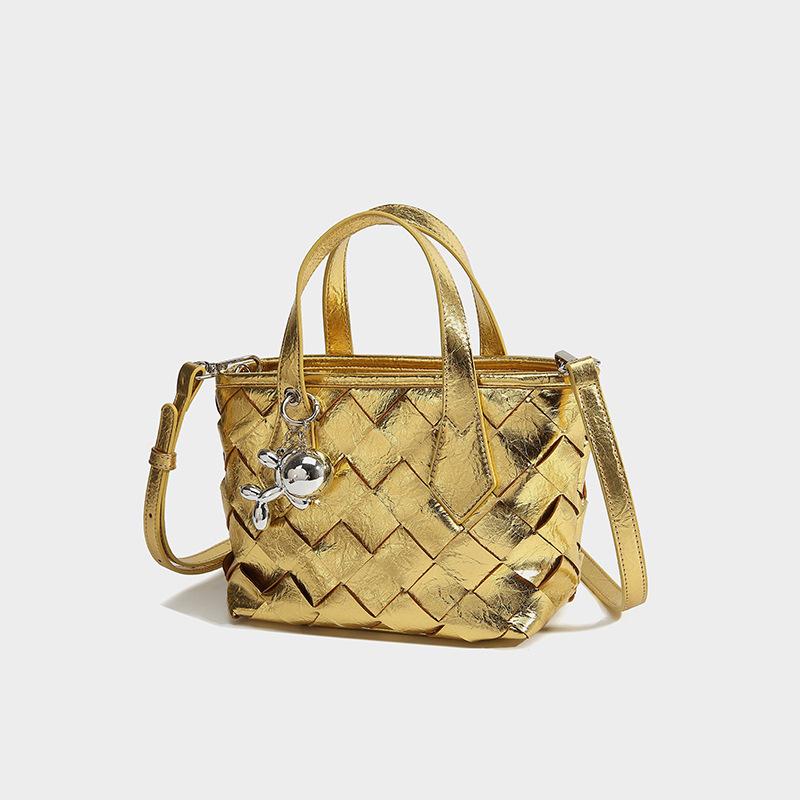 

Niche design handmade ромбовидное плетение 2024 новая переносная овощная корзина одно плечо кроссбоди женская сумка золотой