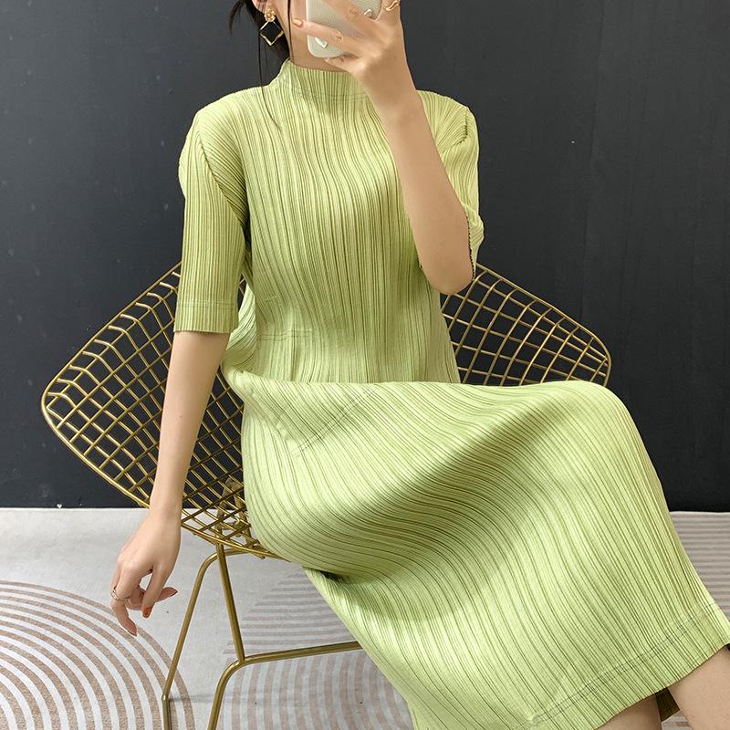 Ruched Mid-Sleeve Solid Color Dress: Spring 2026, Simple Design, Half-High Collar, Slimming Fit