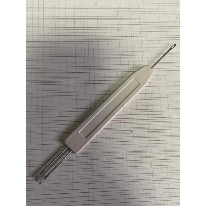 Knitting Machine Yarn Feeder with Needle Picker and Pusher Plate