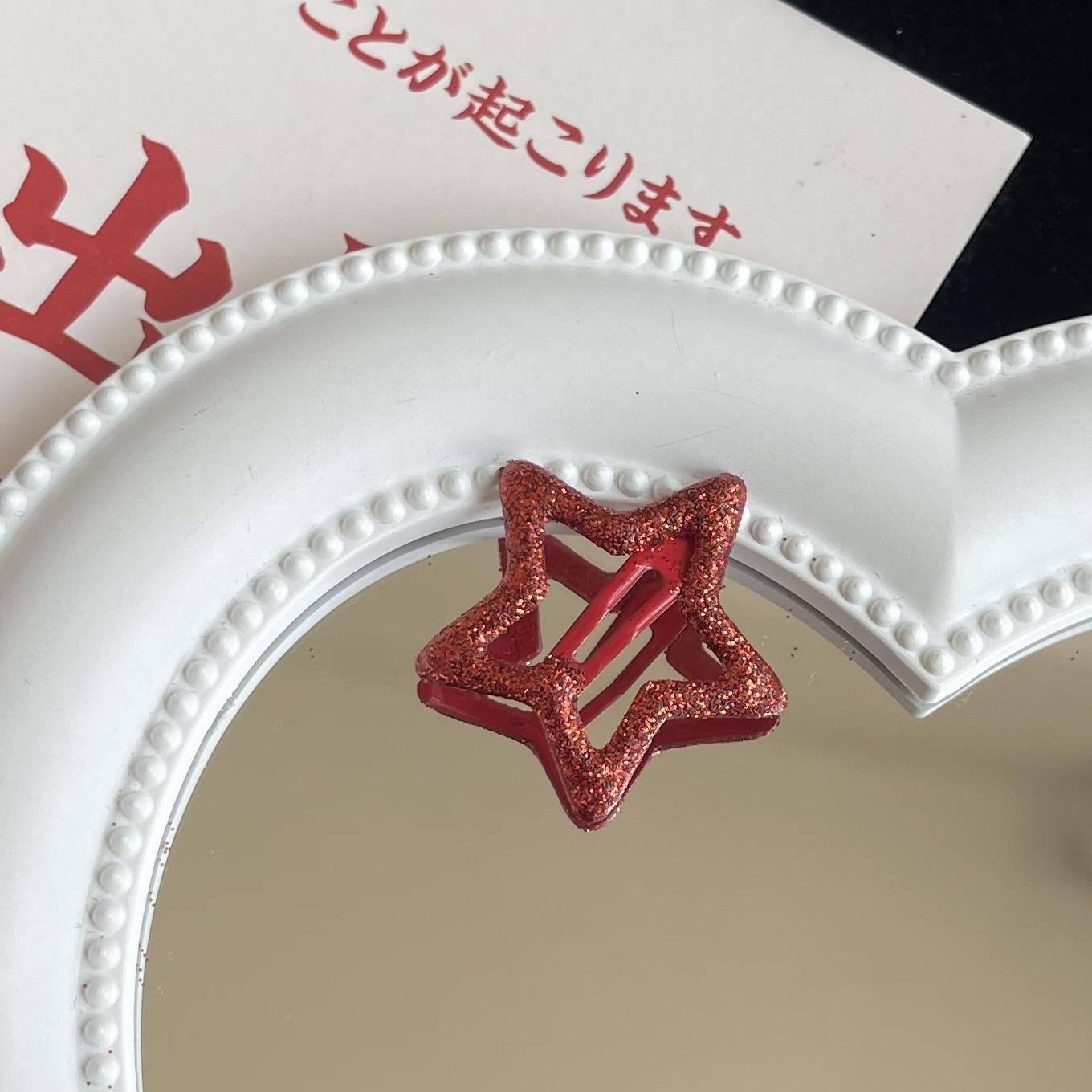 

Красная блестящая заколка для волос со звездой в стиле Y2K - Идеально для пикантных новогодних образов и трендовых стилей миллениума