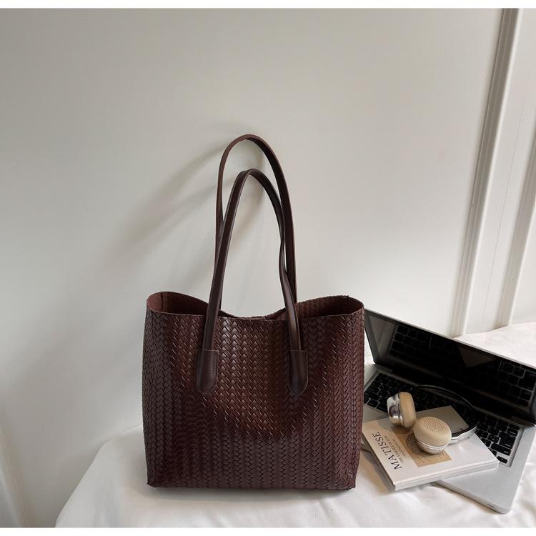 

2025 новая корейская плетеная сумка-тоут большой вместимости, модная и высококлассная, для поездок на работу, на плечо, подмышку, женская сумка темно-коричневого