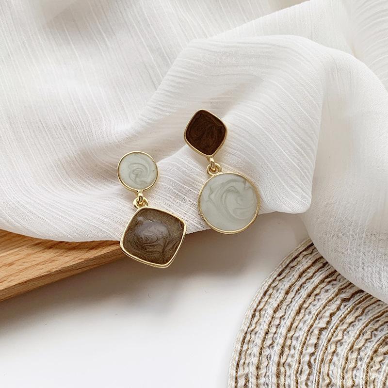 

Серьги геометрической формы, бело-коричневые, осенне-зимний стиль.