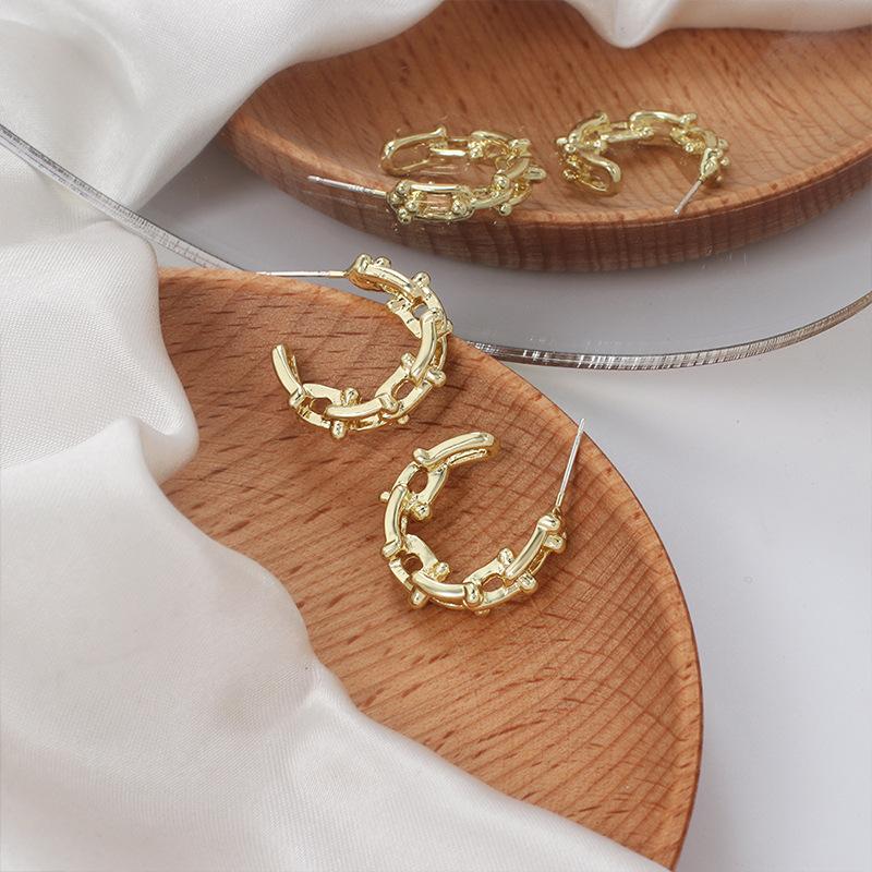 Fashion cold wind temperament design sense geometric large C-shaped earrings ins French metal retro earrings