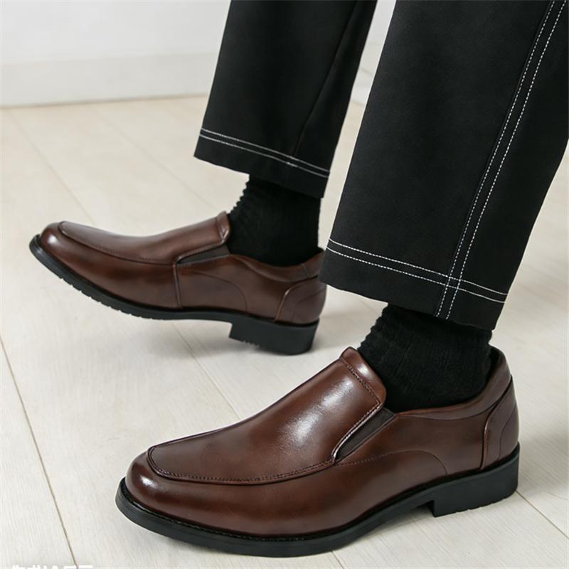 Luxury New Designer Pointed Glossy Patent Leather Wedding Shoes for Men Brand Silp on Loafers Formal Dress Footwear