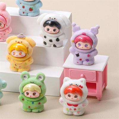 1/5/Ks/Sáček Roztomilý Flokovaný Hug Panenka Sanrio Mikro Krajinná Ozdoba Figurky Dekorace na Stůl do Auta Hračky do Domečku pro Panenky DIY Doplněk Dárek