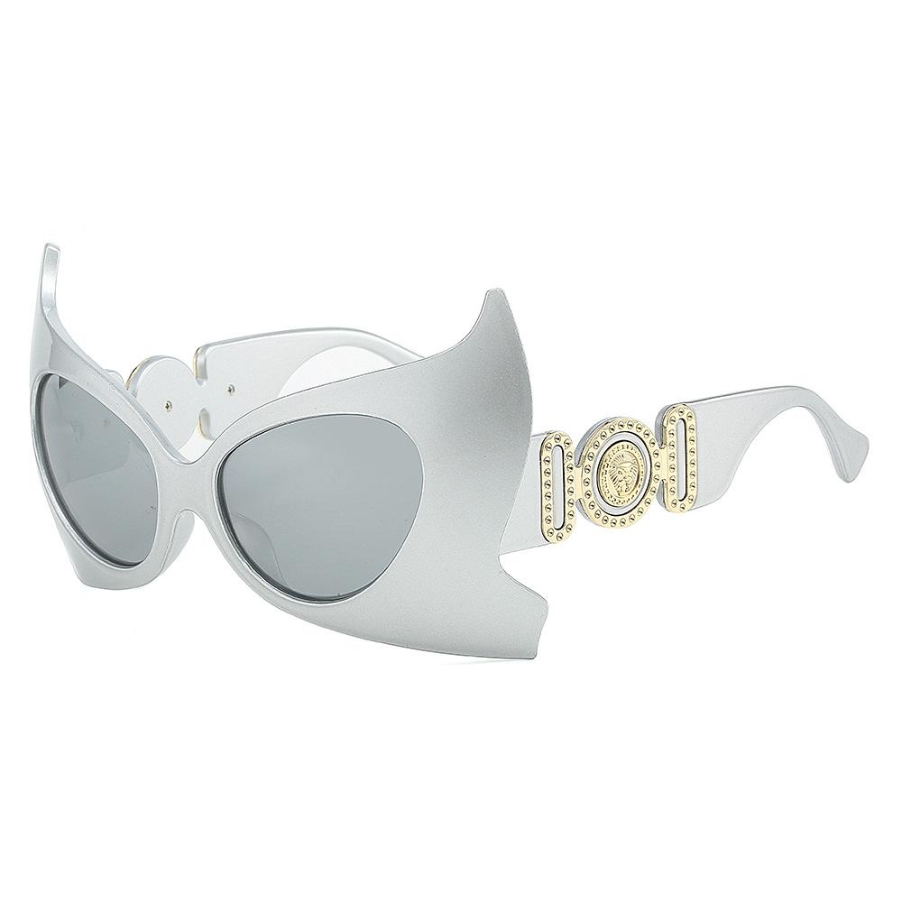 Luxury Brand Designer Oversized Demon Bat Sunglasses Women For Men Vintage Fashion Punk Eyeglasses Sun Glasses Cow Head Shades