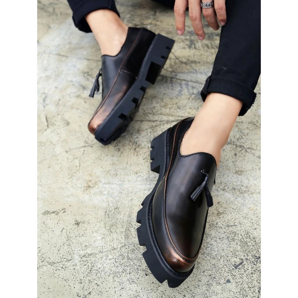 2025 Luxury Brand New Designer Shoes Men High Quality Casual Shoes Pointed Toe Men Dress Shoes Thick Soled Shoes Antiskid Shoe