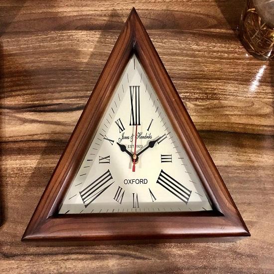 

Треугольные деревянные настенные часы 30,48 см Оксфорд 1923 для гостиной, спальни, офиса Продуманный подарок на Рождество Праздничные часы