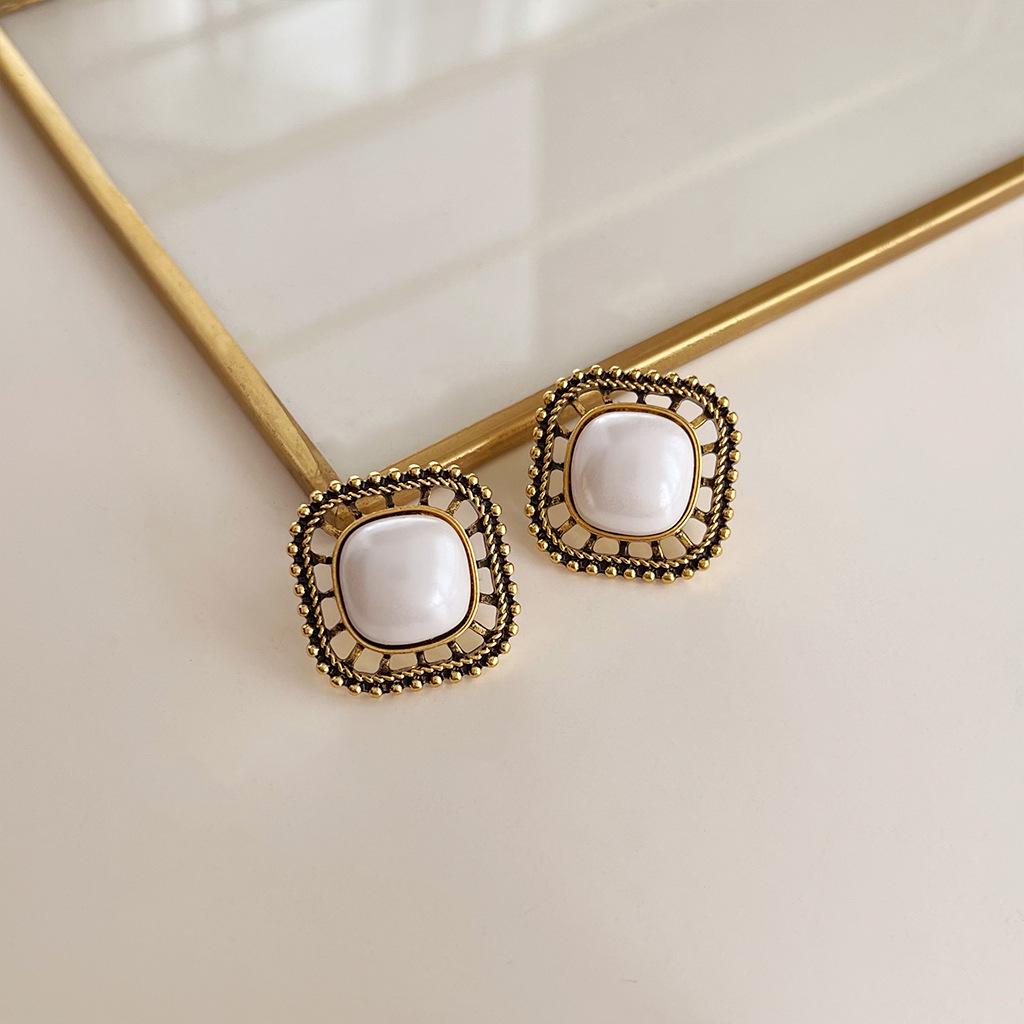 Boucles d'oreilles médiévales vintage à perles: Design rétro à l'huile coulée avec une touche haut de gamme et une personnalité unique