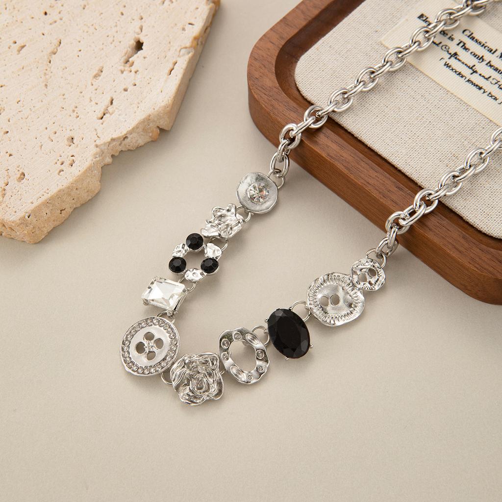 Metal Heavy Industry Y2K Sweet Cool Wind Button Necklace Retro Niche Design Diamond Neck Chain Women'S Personality Sweet Cool Necklace