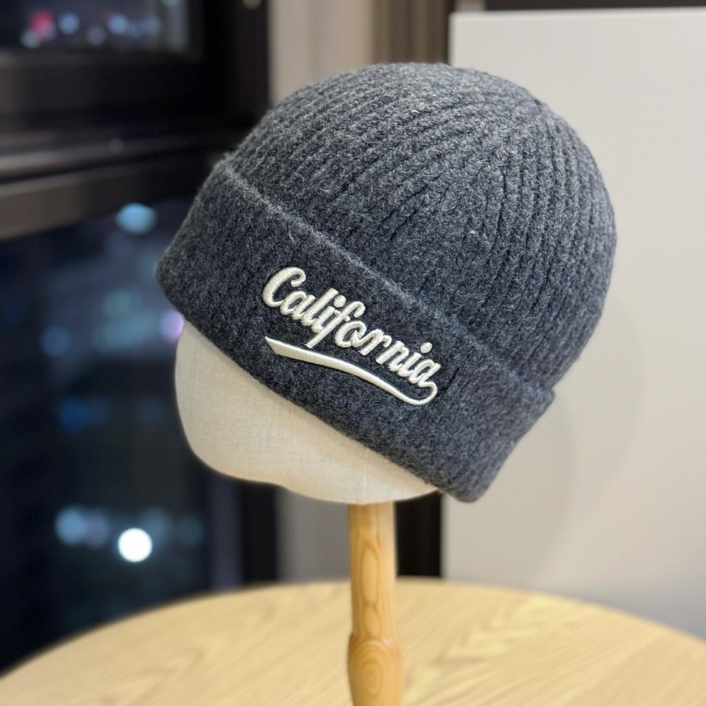 Letter Embroidered Woolen Hat for Women in Autumn and Winter Warm and Fashionable Versatile and Face Showing Knitted Hat for Young Couples