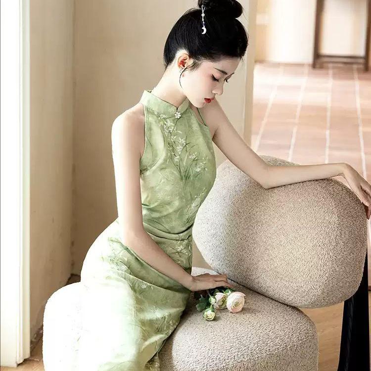 2026 Summer Green Sleeveless Cheongsam: Slimming Off-Shoulder, Waist-Cinching Halter Dress