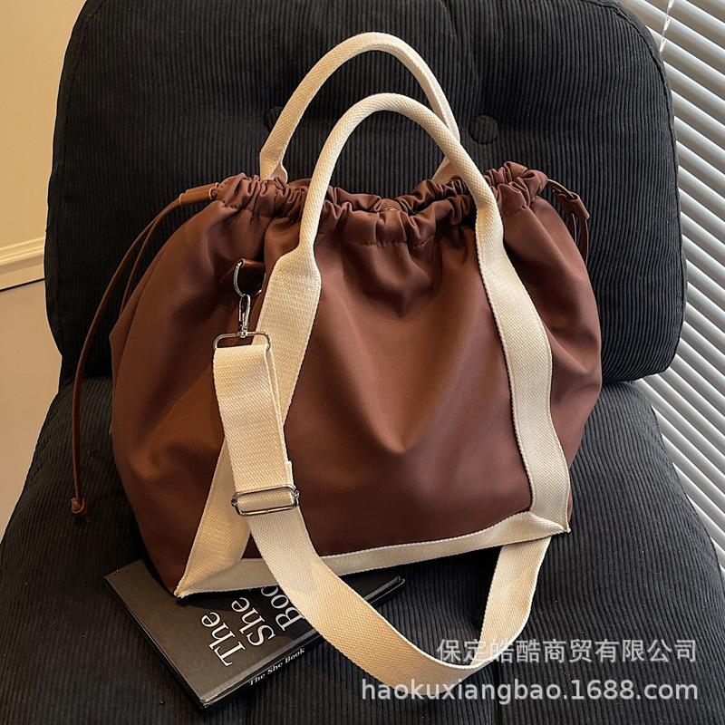 Canvas bag, female tote bag, large-capacity messenger 2025 new spring and summer versatile college student class commuting bag