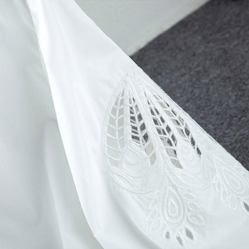Damskjorta med broderi och utskärningar för pendling