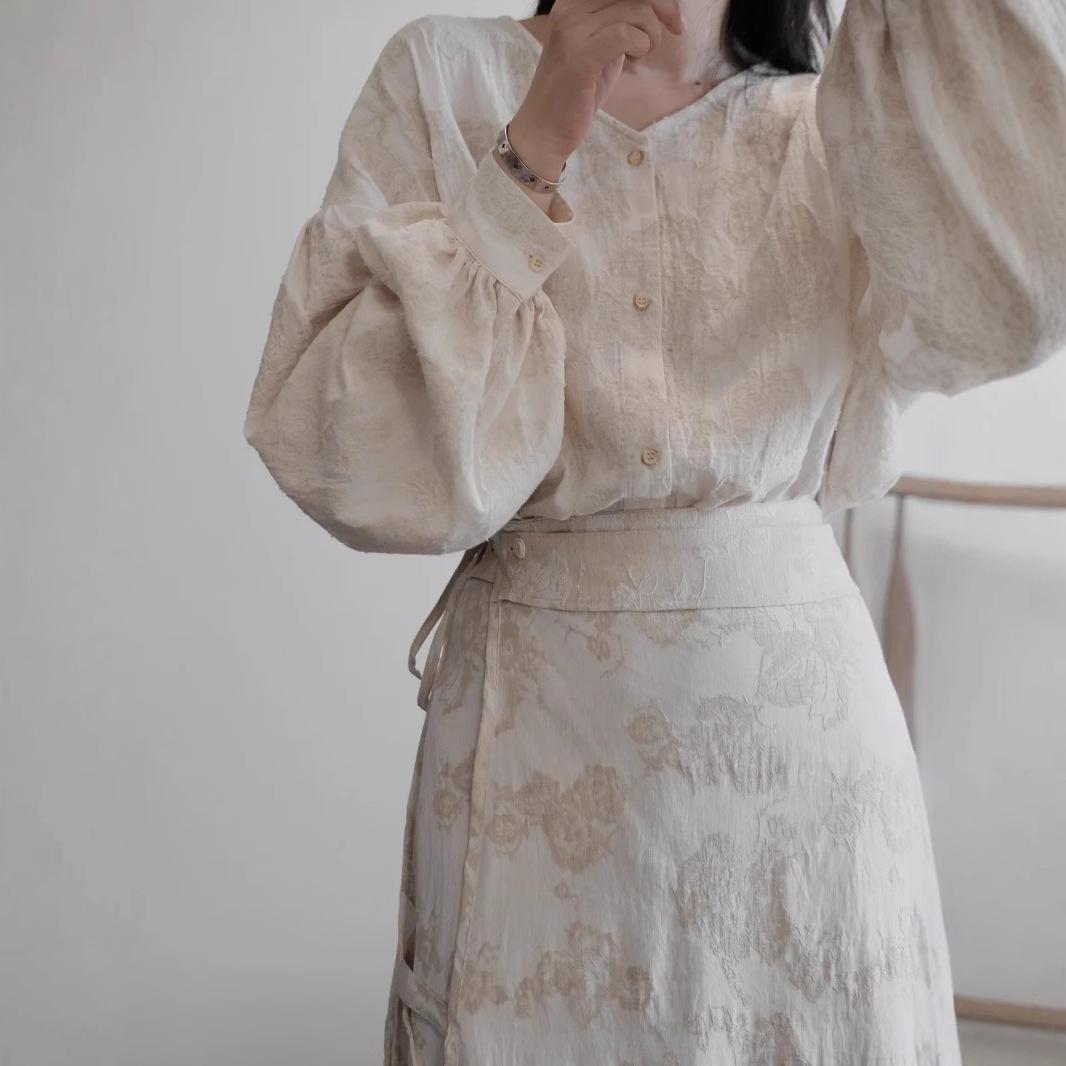 

Комплект: блузка с вырезами и рукавами-фонариками и миди-юбка на завязках с вышивкой White Shirt