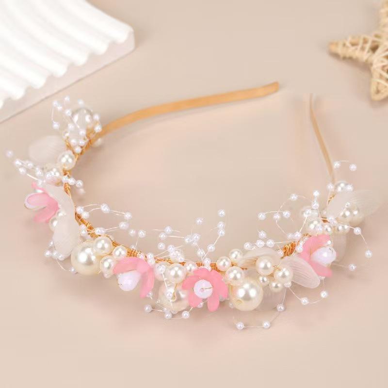 Handgefertigtes weißes Perlen-Brautstirnband mit Blumen