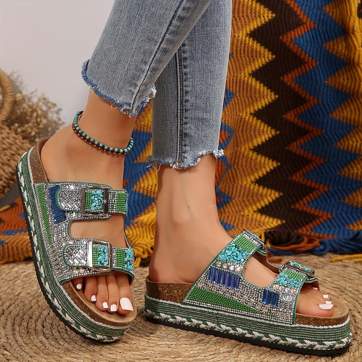 

Женские тапочки на платформе с декоративной пряжкой из стразов - летние босоножки на танкетке с открытым носком, синтетической кожей снаружи и подошвой из полиуретана 43 зелёный