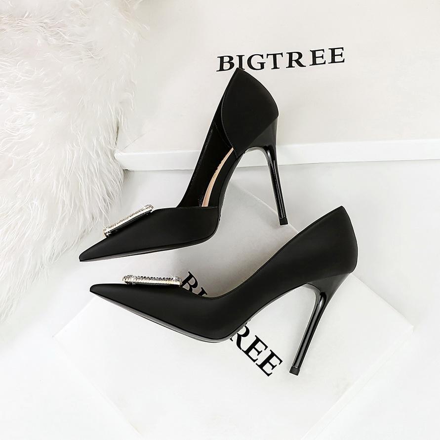 Fashionabla och minimalistiska smala klackar Ultrahöga klackar med långa klackar med spetsig sida, urholkade singelskor, högklackade skor för kvinnor