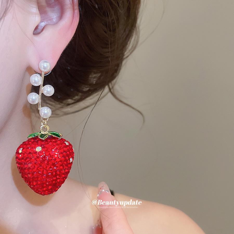 Silver Needle Pearl Rhinestone Strawberry Ear Studs: Elegant, Creative, High-End Earrings for Women