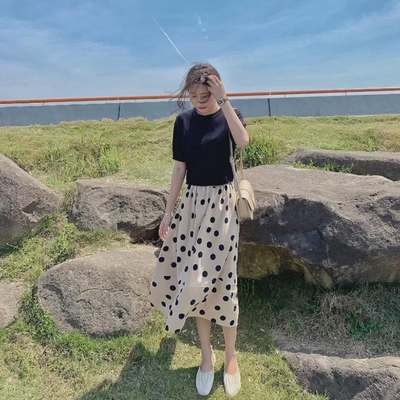 Dámský francouzský retro puntíkovaný kostýmek se sukní: Pletené tričko s krátkým rukávem a dlouhá sukně ke kolenům.