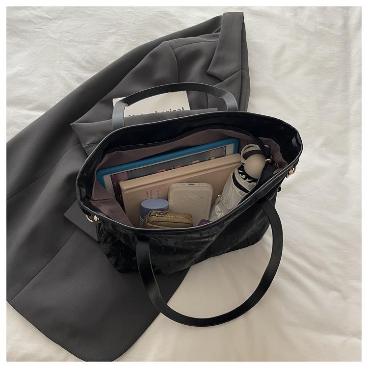 Versatile High-Capacity Crossbody Tote with Trendy Textured Finish