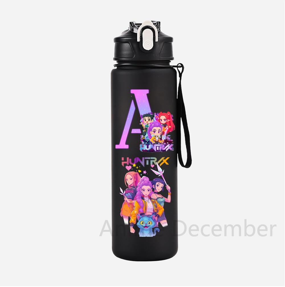 

Аніме K-Pop Мисливці на демонів A-Z Надруковані англійськими літерами Чорна чашка для води Мисливці на демонів Велика місткість Вулична портативна пляшка для пиття для хлопчика дівчинки подарунок